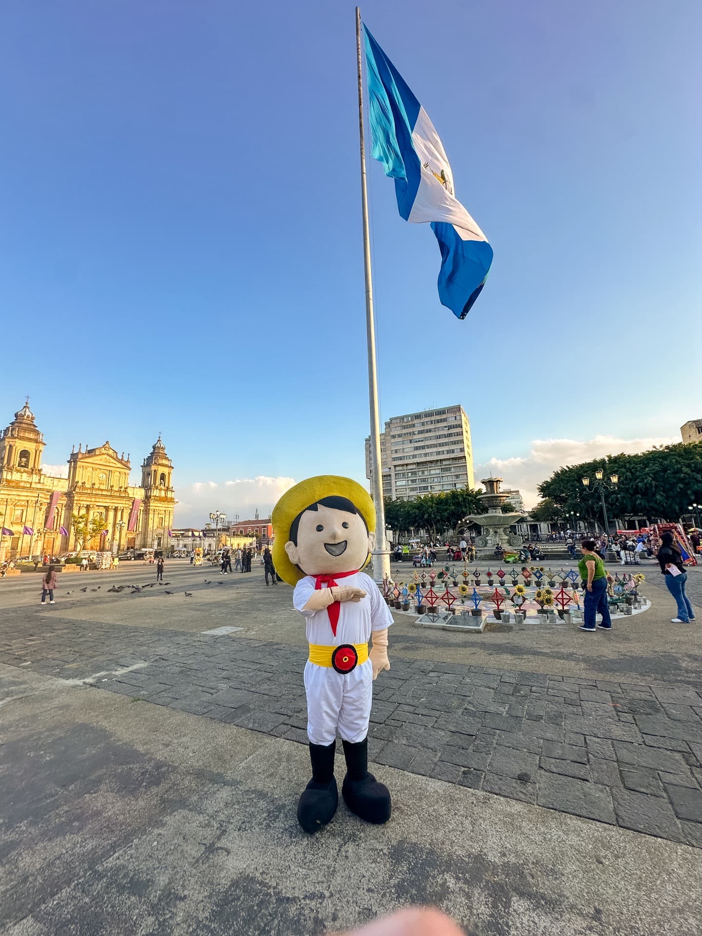 Mascota de Los Gauchitos en la Plaza de la Constitución, Guatemala