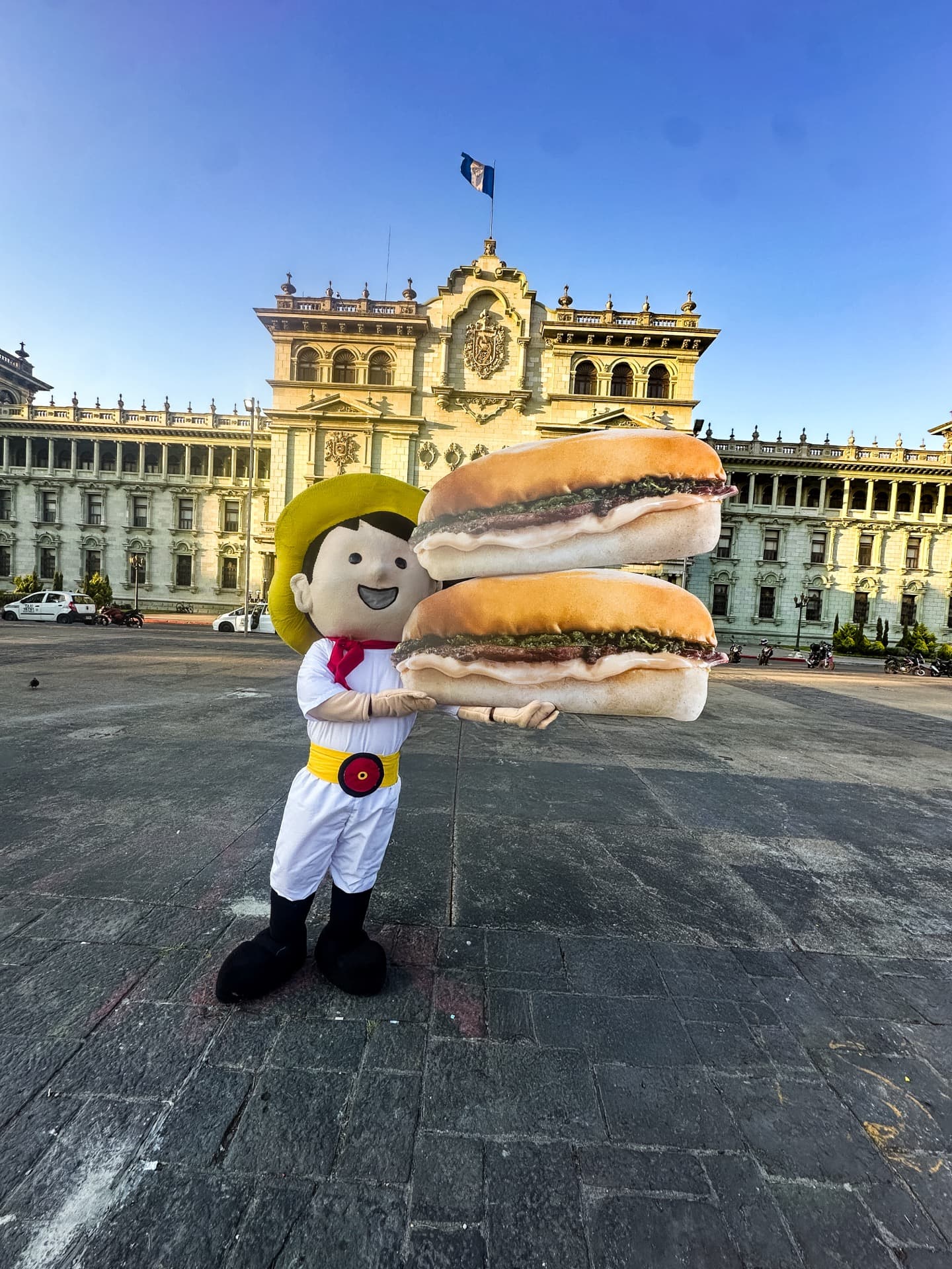 Mascota de Los Gauchitos en el Palacio Nacional